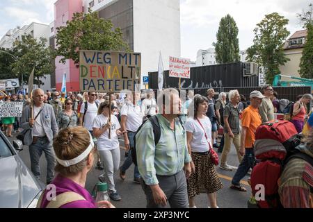 Tausende Demonstranten marschierten am 3. August 2024 durch Berlin, um den vierten Jahrestag des ersten bundesweiten Protests der Querdenken-Bewegung 2020 zu feiern. Die Demonstration begann am Ernst-Reuter-Platz. Der marsch führte durch große Straßen im Berliner Stadtteil West, darunter den Kurfürstendamm und den Wittenbergplatz, bevor er in der Klingelhoeferstraße endete, wo eine große Kundgebung stattfand. Die Berliner Polizei war in großer Zahl anwesend, um die Situation zu überwachen und die öffentliche Sicherheit zu gewährleisten. Mehrere Personen wurden während des Tages festgenommen, insbesondere weil sie verbotene Flaggen angebracht hatten. Der Tag ist e Stockfoto