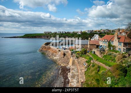 Blick hinunter auf den wunderschönen Hafen und die Stadt Crail an der Ostküste von Fife schottland Stockfoto