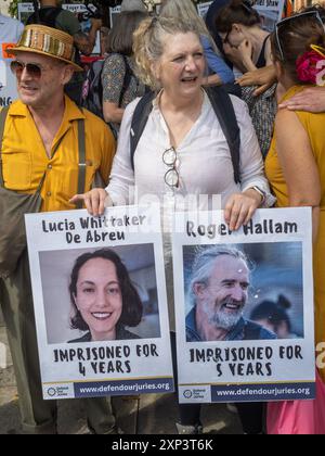 London, UK, 3. August 2024. Eine Kundgebung auf dem Parlamentsplatz durch die Extinction Rebellion, verteidigen unsere Geschworenen, Just Stop Oil and Fossil Free London forderte ein Ende der Inhaftierung gewaltloser Demonstranten und ein Ende der Würgejagd von Richtern derjenigen, die versuchen zu argumentieren, dass die Klimakrise eine "rechtmäßige Entschuldigung" vor unseren Gerichten ist. Die Geschworenen sollten die ganze Wahrheit der Fälle hören. Seit 2019 sind rund 200 Menschen wegen friedlicher Proteste inhaftiert worden, und es wurden weit kritisierte drakonische Strafen gegen die M25-Demonstranten der "Whole Truth Five" verhängt. Peter Marshall/Alamy Live News Stockfoto