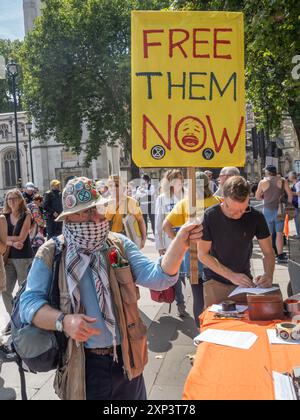 London, UK, 3. August 2024. Eine Kundgebung auf dem Parlamentsplatz durch die Extinction Rebellion, verteidigen unsere Geschworenen, Just Stop Oil and Fossil Free London forderte ein Ende der Inhaftierung gewaltloser Demonstranten und ein Ende der Würgejagd von Richtern derjenigen, die versuchen zu argumentieren, dass die Klimakrise eine "rechtmäßige Entschuldigung" vor unseren Gerichten ist. Die Geschworenen sollten die ganze Wahrheit der Fälle hören. Seit 2019 sind rund 200 Menschen wegen friedlicher Proteste inhaftiert worden, und es wurden weit kritisierte drakonische Strafen gegen die M25-Demonstranten der "Whole Truth Five" verhängt. Peter Marshall/Alamy Live News Stockfoto