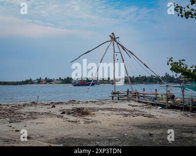 Chinesische Fischernetze und Schiffe entlang der Promenade des Vasco da Gama Platzes, Fort Kochi, Kerala. Stockfoto