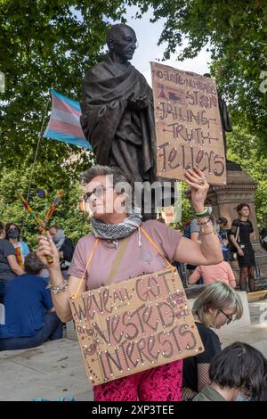 London, UK, 3. August 2024. Eine Kundgebung auf dem Parlamentsplatz durch die Extinction Rebellion, verteidigen unsere Geschworenen, Just Stop Oil and Fossil Free London forderte ein Ende der Inhaftierung gewaltloser Demonstranten und ein Ende der Würgejagd von Richtern derjenigen, die versuchen zu argumentieren, dass die Klimakrise eine "rechtmäßige Entschuldigung" vor unseren Gerichten ist. Die Geschworenen sollten die ganze Wahrheit der Fälle hören. Seit 2019 sind rund 200 Menschen wegen friedlicher Proteste inhaftiert worden, und es wurden weit kritisierte drakonische Strafen gegen die M25-Demonstranten der "Whole Truth Five" verhängt. Peter Marshall/Alamy Live News Stockfoto