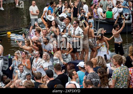 Amsterdam Niederlande 3. August 2024 Eine extravagante Prozession farbenfroher Boote schlängelt sich durch die Amsterdamer Kanäle zur jährlichen Pride Canal Parade. lgbt, lgbtqi, niederländisch, holland, nederland, schwul, prinsengracht Stockfoto