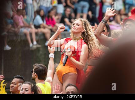 Amsterdam Niederlande 3. August 2024 Eine extravagante Prozession farbenfroher Boote schlängelt sich durch die Amsterdamer Kanäle zur jährlichen Pride Canal Parade. lgbt, lgbtqi, niederländisch, holland, nederland, schwul, prinsengracht Stockfoto