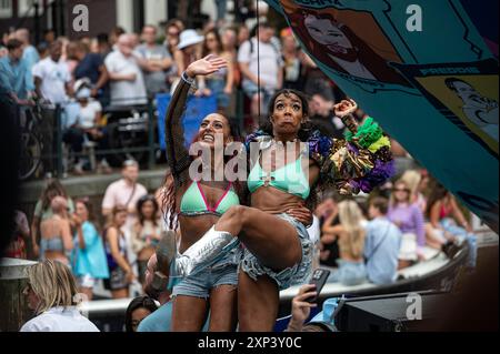 Amsterdam Niederlande 3. August 2024 Eine extravagante Prozession farbenfroher Boote schlängelt sich durch die Amsterdamer Kanäle zur jährlichen Pride Canal Parade. lgbt, lgbtqi, niederländisch, holland, nederland, schwul, prinsengracht Stockfoto