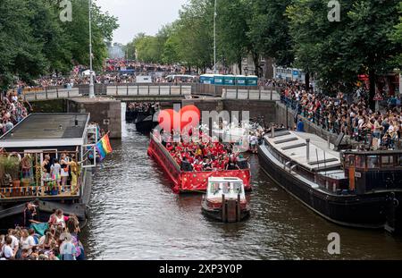 Amsterdam Niederlande 3. August 2024 Eine extravagante Prozession farbenfroher Boote schlängelt sich durch die Amsterdamer Kanäle zur jährlichen Pride Canal Parade. lgbt, lgbtqi, niederländisch, holland, nederland, schwul, prinsengracht Stockfoto