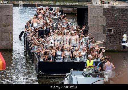 Amsterdam Niederlande 3. August 2024 Eine extravagante Prozession farbenfroher Boote schlängelt sich durch die Amsterdamer Kanäle zur jährlichen Pride Canal Parade. lgbt, lgbtqi, niederländisch, holland, nederland, schwul, prinsengracht Stockfoto