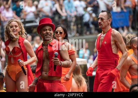 Amsterdam Niederlande 3. August 2024 Eine extravagante Prozession farbenfroher Boote schlängelt sich durch die Amsterdamer Kanäle zur jährlichen Pride Canal Parade. lgbt, lgbtqi, niederländisch, holland, nederland, schwul, prinsengracht Stockfoto