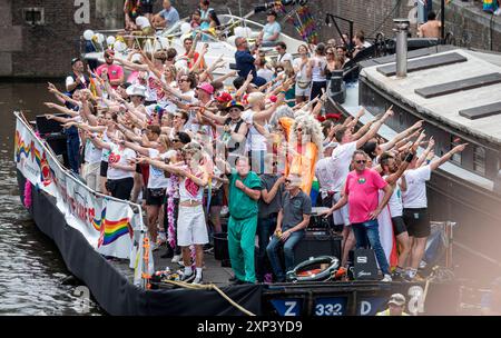 Amsterdam Niederlande 3. August 2024 Eine extravagante Prozession farbenfroher Boote schlängelt sich durch die Amsterdamer Kanäle zur jährlichen Pride Canal Parade. lgbt, lgbtqi, niederländisch, holland, nederland, schwul, prinsengracht Stockfoto