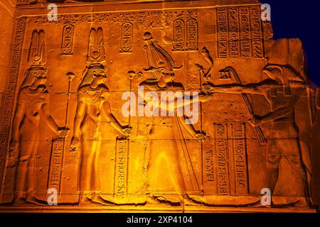 Geschnitzte Wände des KOM Ombo Tempels beleuchtet bei Nacht. Kom Ombo, Ägypten – 19. Oktober 2023 Stockfoto