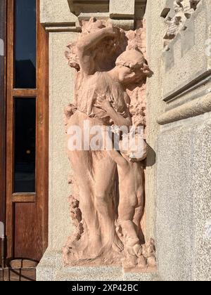 Jugendstilskulptur, Teil der Fassade des Casinogebäudes San Pellegrino Terme, Lombardei Stockfoto