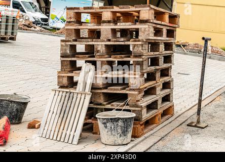 Paletten in einem Stapel gestapelt. Baustelle. Lagerung von Baumaterialien Europaletten aus Holz. Lagerverwaltung. Stockfoto