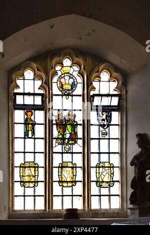 Das älteste Glas in der Kirche St. Botolph. Wahrscheinlich mit der Darstellung des heiligen Matthäus, eines Bischofs und eines Erzbischofs, von John de Rokesley. Stockfoto