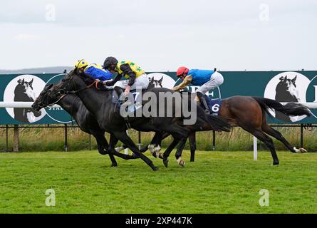 Hott Shott, geritten von Rossa Ryan (Mitte) und Spell Master, geritten von Oisin Murphy (links), beenden in toter Hitze während der British Hallion Studs EBF Maiden Stakes am fünften Tag des Qatar Goodwood Festivals auf der Goodwood Racecourse in Chichester. Bilddatum: Samstag, 3. August 2024. Stockfoto