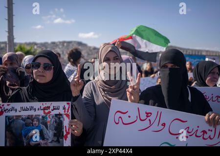 Umm Al Fahm, Israel. August 2024. Israelische Araber und linke Israelis nehmen an einem Protest gegen den Krieg in Gaza und die Eskalation im Libanon und im Iran Teil. Quelle: Ilia Yefimovich/dpa/Alamy Live News Stockfoto