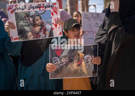 Umm Al Fahm, Israel. August 2024. Israelische Araber und linke Israelis nehmen an einem Protest gegen den Krieg in Gaza und die Eskalation im Libanon und im Iran Teil. Quelle: Ilia Yefimovich/dpa/Alamy Live News Stockfoto