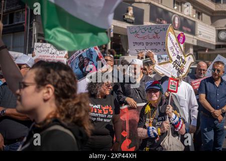 Umm Al Fahm, Israel. August 2024. Israelische Araber und linke Israelis nehmen an einem Protest gegen den Krieg in Gaza und die Eskalation im Libanon und im Iran Teil. Quelle: Ilia Yefimovich/dpa/Alamy Live News Stockfoto