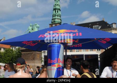 Kopenhagen/Dänemark/03. August 2024/die Menschen für Ed Bull-Veranstaltung können eine Wassersportveranstaltung im Kanal in Cpenhagen und eine kostenlose Abgabe von roten Bu-Energy-Drinks für Besucher in gl.Strand in der Hauptstadt bewässern. (Foto. Francis Joseph Dean/Dean Pictures) (nicht für kommerzielle Zwecke) Stockfoto