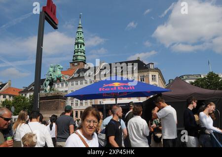 Kopenhagen/Dänemark/03. August 2024/die Menschen für Ed Bull-Veranstaltung können eine Wassersportveranstaltung im Kanal in Cpenhagen und eine kostenlose Abgabe von roten Bu-Energy-Drinks für Besucher in gl.Strand in der Hauptstadt bewässern. (Foto. Francis Joseph Dean/Dean Pictures) (nicht für kommerzielle Zwecke) Stockfoto