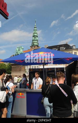 Kopenhagen/Dänemark/03. August 2024/die Menschen für Ed Bull-Veranstaltung können eine Wassersportveranstaltung im Kanal in Cpenhagen und eine kostenlose Abgabe von roten Bu-Energy-Drinks für Besucher in gl.Strand in der Hauptstadt bewässern. (Foto. Francis Joseph Dean/Dean Pictures) (nicht für kommerzielle Zwecke) Stockfoto