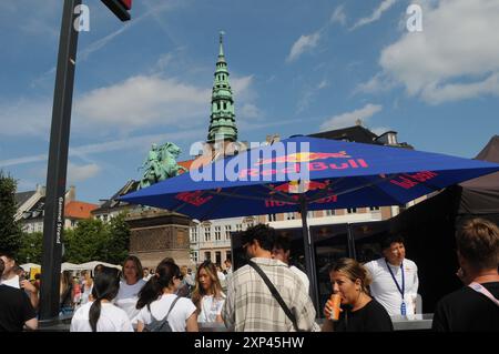 Kopenhagen/Dänemark/03. August 2024/die Menschen für Ed Bull-Veranstaltung können eine Wassersportveranstaltung im Kanal in Cpenhagen und eine kostenlose Abgabe von roten Bu-Energy-Drinks für Besucher in gl.Strand in der Hauptstadt bewässern. (Foto. Francis Joseph Dean/Dean Pictures) (nicht für kommerzielle Zwecke) Stockfoto