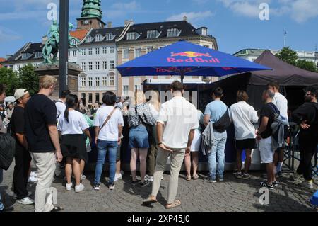 Kopenhagen/Dänemark/03. August 2024/die Menschen für Ed Bull-Veranstaltung können eine Wassersportveranstaltung im Kanal in Cpenhagen und eine kostenlose Abgabe von roten Bu-Energy-Drinks für Besucher in gl.Strand in der Hauptstadt bewässern. (Foto. Francis Joseph Dean/Dean Pictures) (nicht für kommerzielle Zwecke) Stockfoto