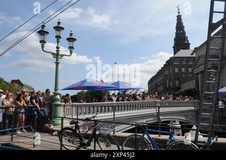 Kopenhagen/Dänemark/03. August 2024/die Menschen für Ed Bull-Veranstaltung können eine Wassersportveranstaltung im Kanal in Cpenhagen und eine kostenlose Abgabe von roten Bu-Energy-Drinks für Besucher in gl.Strand in der Hauptstadt bewässern. (Foto. Francis Joseph Dean/Dean Pictures) (nicht für kommerzielle Zwecke) Stockfoto