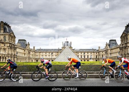 PARIS - Radfahrer Mathieu van der Poel (M) vor dem Louvre während des Straßenradrennens bei den Olympischen Spielen. ANP REMKO DE WAAL Stockfoto