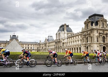 PARIS - Radfahrer Mathieu van der Poel (4. L) vor dem Louvre während des Straßenradrennens bei den Olympischen Spielen. ANP REMKO DE WAAL Stockfoto