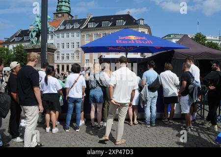 Kopenhagen/Dänemark/03. August 2024/die Menschen für Ed Bull-Veranstaltung können eine Wassersportveranstaltung im Kanal in Cpenhagen und eine kostenlose Abgabe von roten Bu-Energy-Drinks für Besucher in gl.Strand in der Hauptstadt bewässern. Foto. Bilder von Francis Joseph Dean/Dean sind nicht für kommerzielle Zwecke bestimmt Stockfoto