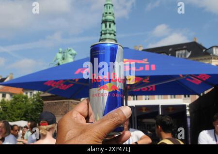 Kopenhagen/Dänemark/03. August 2024/die Menschen für Ed Bull-Veranstaltung können eine Wassersportveranstaltung im Kanal in Cpenhagen und eine kostenlose Abgabe von roten Bu-Energy-Drinks für Besucher in gl.Strand in der Hauptstadt bewässern. Foto. Bilder von Francis Joseph Dean/Dean sind nicht für kommerzielle Zwecke bestimmt Stockfoto