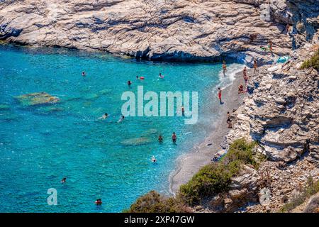 Blick aus der Höhe auf Mouros, einen fantastischen Kiesstrand auf Amorgos Island, Kykladen, Griechenland. Stockfoto