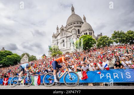 Paris, Frankreich. August 2024. Der belgische Radrennfahrer Wout van Aert und der Niederländer Mathieu van der Poel von Alpecin-Deceuninck wurden am Samstag, den 3. August 2024, in Paris während des Straßenrennens der Männer bei den Olympischen Spielen 2024 in Aktion gezeigt. Die Spiele der XXXIII. Olympiade finden vom 26. Juli bis 11. August in Paris statt. Die belgische Delegation zählt 165 Athleten, die in 21 Sportarten antreten. BELGA FOTO JASPER JACOBS Credit: Belga News Agency/Alamy Live News Stockfoto