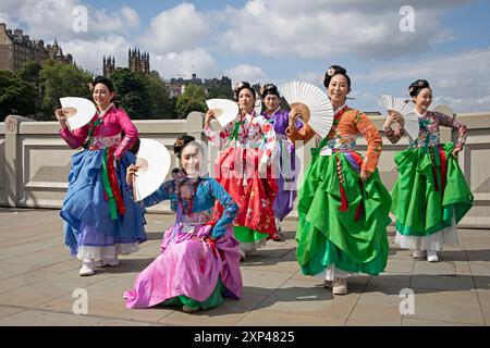 Edinburgh Festival Fringe, Edinburgh, Schottland, Großbritannien. 3. August 2024. Im Bild: Auf Walkabout Waverley Bridge, um ihre Show von den weiblichen Besetzungsmitgliedern von Ari the Spirit of Korea, Assembly, Main Hall 01-25 August zu bewerben. Quelle: Arch White/Alamy Live News. Stockfoto