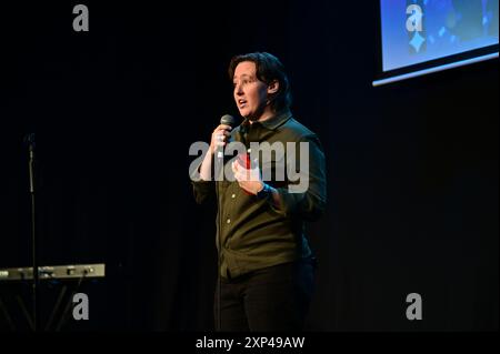 Edinburgh, Freitag, 2. August 2024. Mhairi Black, schottischer Politiker, der als stellvertretender Vorsitzender der Scottish National Party (SNP) auf der Bühne des Edinburgh Fringe Festivals diente. Quelle: Brian D Anderson. Stockfoto