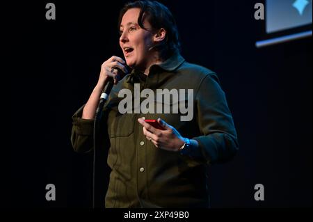 Edinburgh, Freitag, 2. August 2024. Mhairi Black, schottischer Politiker, der als stellvertretender Vorsitzender der Scottish National Party (SNP) auf der Bühne des Edinburgh Fringe Festivals diente. Quelle: Brian D Anderson. Stockfoto
