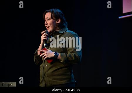 Edinburgh, Freitag, 2. August 2024. Mhairi Black, schottischer Politiker, der als stellvertretender Vorsitzender der Scottish National Party (SNP) auf der Bühne des Edinburgh Fringe Festivals diente. Quelle: Brian D Anderson. Stockfoto