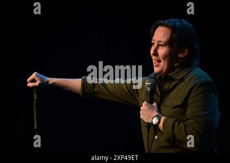 Edinburgh, Freitag, 2. August 2024. Mhairi Black, schottischer Politiker, der als stellvertretender Vorsitzender der Scottish National Party (SNP) auf der Bühne des Edinburgh Fringe Festivals diente. Quelle: Brian D Anderson. Stockfoto