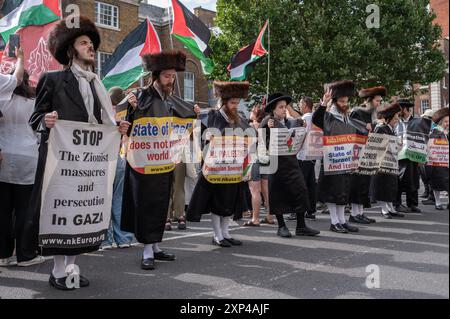 London, UK, 3. August 2024. Mitglieder der jüdischen Gemeinde zeigen Unterstützung für Palästina bei der Demonstration. Pro-palästinensische Demonstranten marschieren in London, um Palästina zu unterstützen, und fordern von der britischen Regierung, ein „wechselseitiges Waffenembargo gegen Israel“ zu verhängen. Quelle: David Tramontan / Alamy Live News Stockfoto