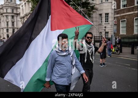 London, UK, 3. August 2024. Demonstranten, die am Ende des Protestes weggingen. Pro-palästinensische Demonstranten marschieren in London, um Palästina zu unterstützen, und fordern von der britischen Regierung, ein „wechselseitiges Waffenembargo gegen Israel“ zu verhängen. Quelle: David Tramontan / Alamy Live News Stockfoto