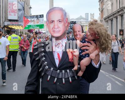 London, UK, 3. August 2024. Ein Demonstrant trägt eine Benjamin Netanjahu Maske und trägt eine Puppe, die ein totes Kind symbolisiert. Die Menschenmassen kehrten nach London zurück, um den von der Palästinensischen Solidaritätskampagne (PSC) organisierten National March for Palestine von Park Lane nach Whitehall zu veranstalten und die britische Regierung aufzurufen, die Waffenlieferungen an Israel einzustellen und einen dauerhaften Waffenstillstand zu fordern. Quelle: Eleventh Photography/Alamy Live News Stockfoto