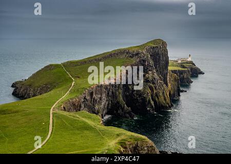 Spektakuläre Klippen und Leuchtturm am Neist Point an der Atlantikküste der Isle of Skye in Schottland, Großbritannien Stockfoto