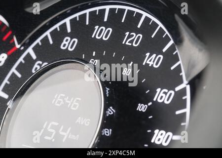 Nahaufnahme des Fahrzeugtachometers mit digitaler Anzeige zur Anzeige der Durchschnittsgeschwindigkeit und -Zeit Stockfoto