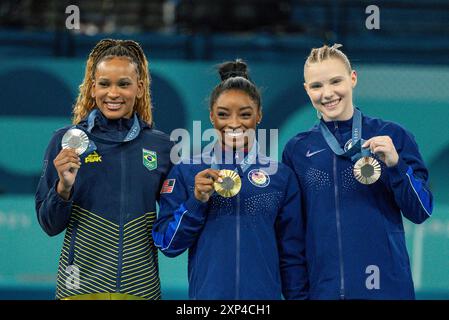 Paris, Brasilien. August 2024. FRANKREICH - PARIS - 03/08/2024 - OLYMPISCHE SPIELE PARIS 2024, FRAUENGYMNASTIK - (ED) Silbermedaillengewinner Rebeca Andrade aus Brasilien, Goldmedaillengewinner Simone Biles aus den USA, und Bronzemedaillengewinnerin Jade Carey vom Team USA posiert mit ihren Medaillen während der Preisverleihung für das Finale des künstlerischen Turns der Frauen am 8. Tag der Olympischen Spiele 2024 in Paris am 3. August 2024 in der Bercy Arena. Foto: Rodolfo Buhrer/AGIF Credit: AGIF/Alamy Live News Stockfoto