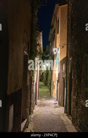 Nächtliches Bild einer schmalen Gasse in der kleinen mittelalterlichen Stadt Fosdinovo in der nördlichen Toskana, Italien. Stockfoto