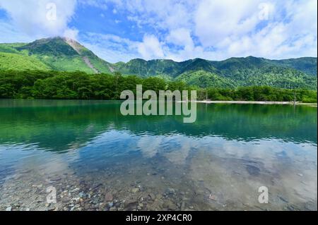 Malerischer Blick auf den Taisho-Teich und den Yakedake-Berg in Kamikochi, Präfektur Nagano Stockfoto