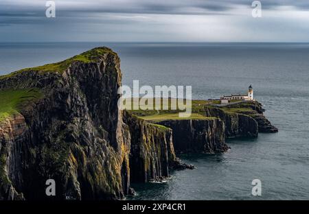 Spektakuläre Klippen und Leuchtturm am Neist Point an der Atlantikküste der Isle of Skye in Schottland, Großbritannien Stockfoto