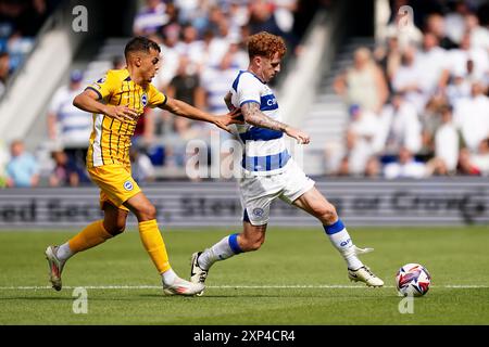 Brighton und Hove Albions Yasin Ayari (links) und Jack Colback der Queens Park Rangers kämpfen um den Ball während des Freundschaftsspiels in der Loftus Road, London 2024. Stockfoto