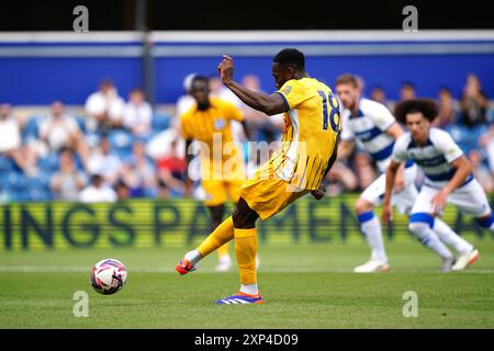 Danny Welbeck von Brighton und Hove Albion erzielte sein erstes Tor während des Freundschaftsspiels in der Loftus Road, London Picture Date: Samstag, 3. August 2024. Stockfoto