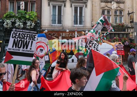 London, UK, 3. August 2024. Die Menschenmassen kehrten nach London zurück, um den von der Palästinensischen Solidaritätskampagne (PSC) organisierten National March for Palestine von Park Lane nach Whitehall zu veranstalten und die britische Regierung aufzurufen, die Waffenlieferungen an Israel einzustellen und einen dauerhaften Waffenstillstand zu fordern. Quelle: Eleventh Photography/Alamy Live News Stockfoto